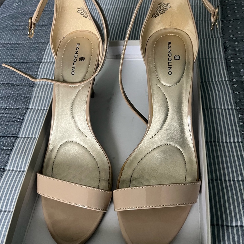 Bandolino Tan Heels Sleek Design